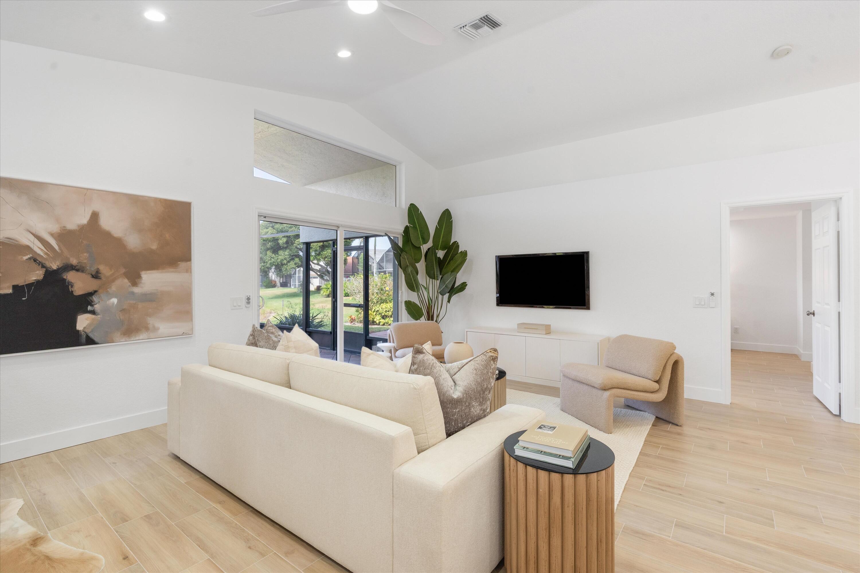 VALENCIA LAKES - Residential