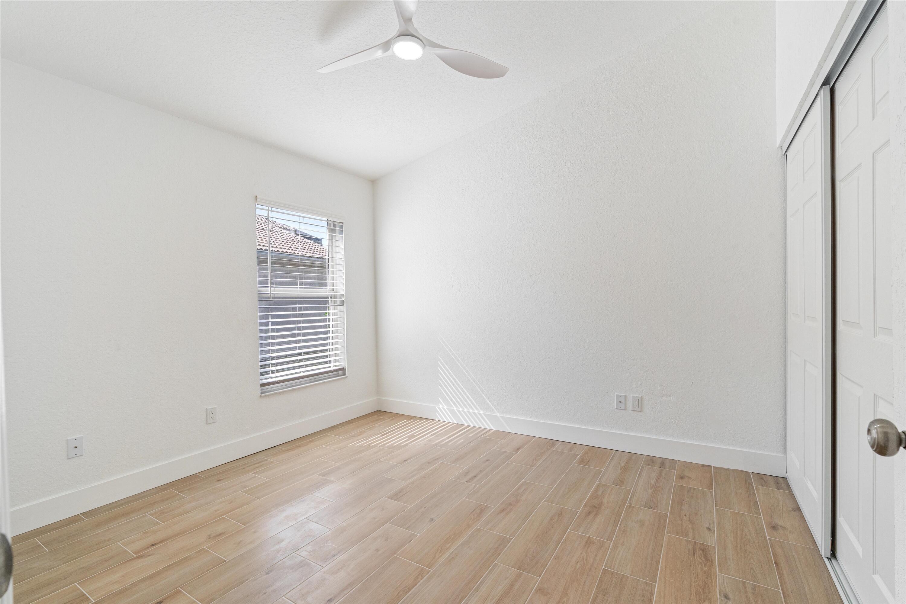 VALENCIA LAKES - Residential