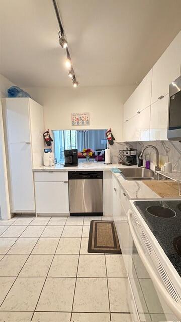 GREENGLADES CONDO IV - Residential