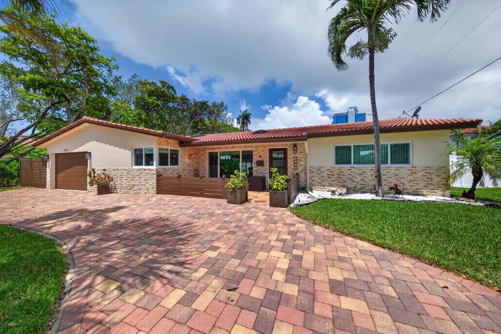 Photo of 1571 SE 24TH Avenue, Pompano Beach, FL 33062 (MLS # B26057398)