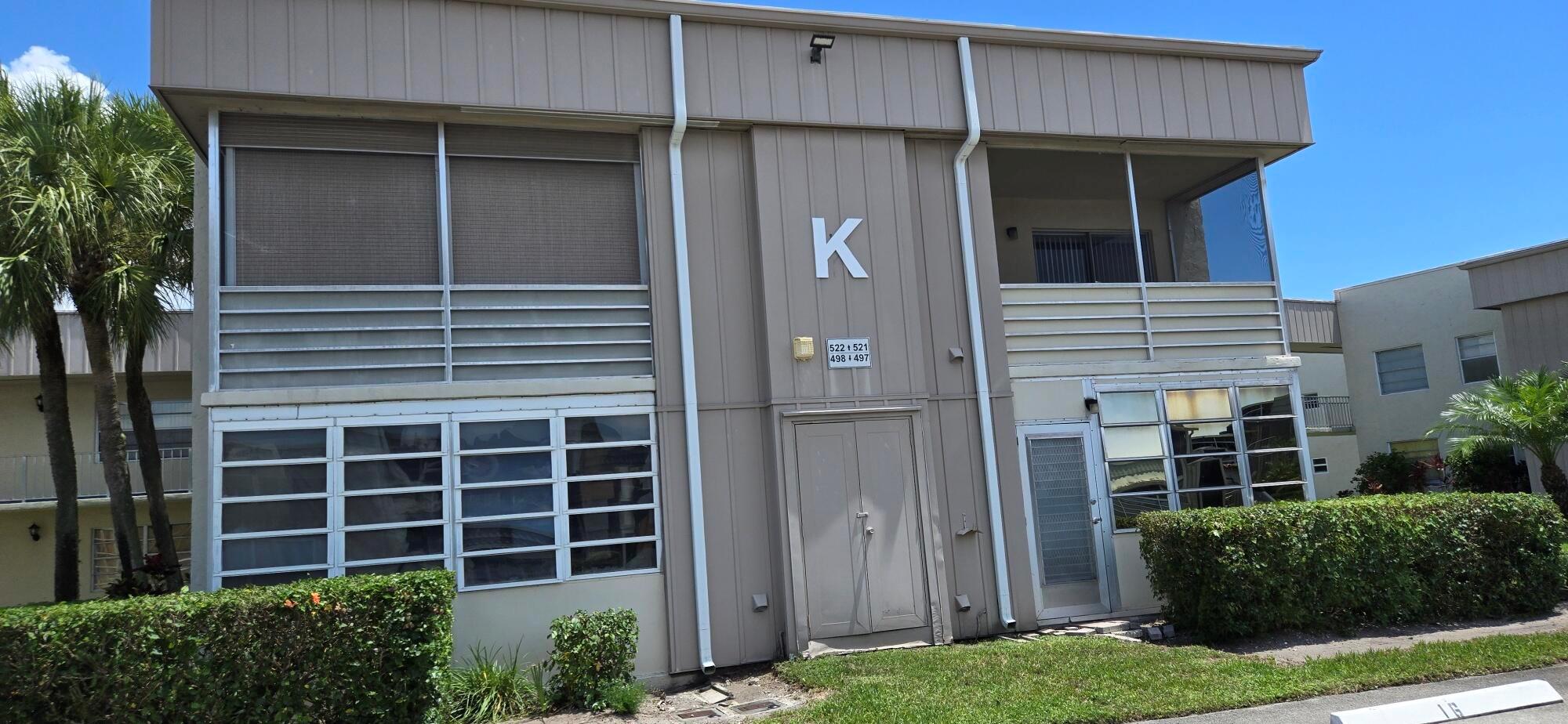 One bedroom, 1.5 bath, 1st floor condo in desirable Kings Point Golf & Country Club.condo has new appliances, and has been freshly painted. Tile & laminate flooring through out. Both baths have been updated. Master bath has a tub/shower combo. This unit has an enclosed patio and a full size washer & dryer.Community amenities include multimillion dollar clubhouses, indoor pool, golf, tennis, theatre, 2 restaurants, courtesy buses and much more.