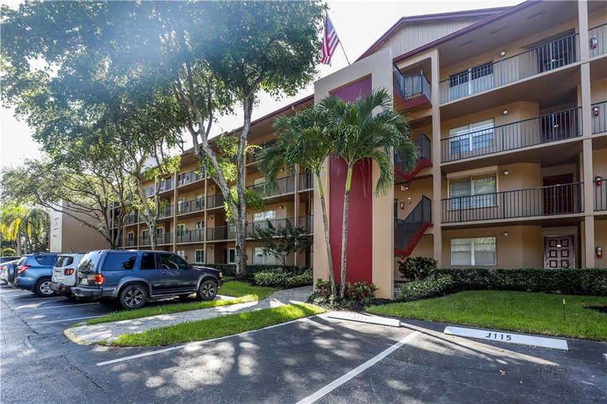 This is a beautiful 2 bedroom and 2 bathroom updated unit. Located on the first floor.The kitchen is beautiful and spacious and upgraded appliances. Enjoy the Resort style living at 55t , gated community with 24 hr security. Clubhouse ,Heated swimming pools, Tennis, Golf, gym,shuttle service, pharmacy. Clubhouse has lots of fun activities.Very desir