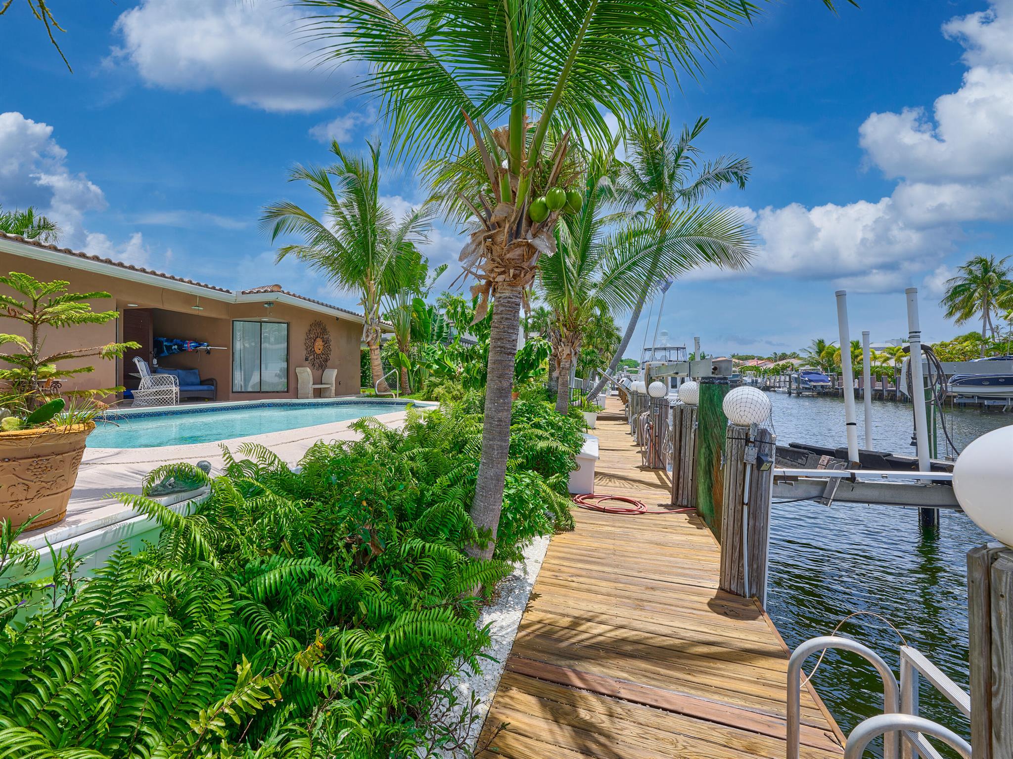 CORAL KEY VILLAS 3RD SEC - Residential