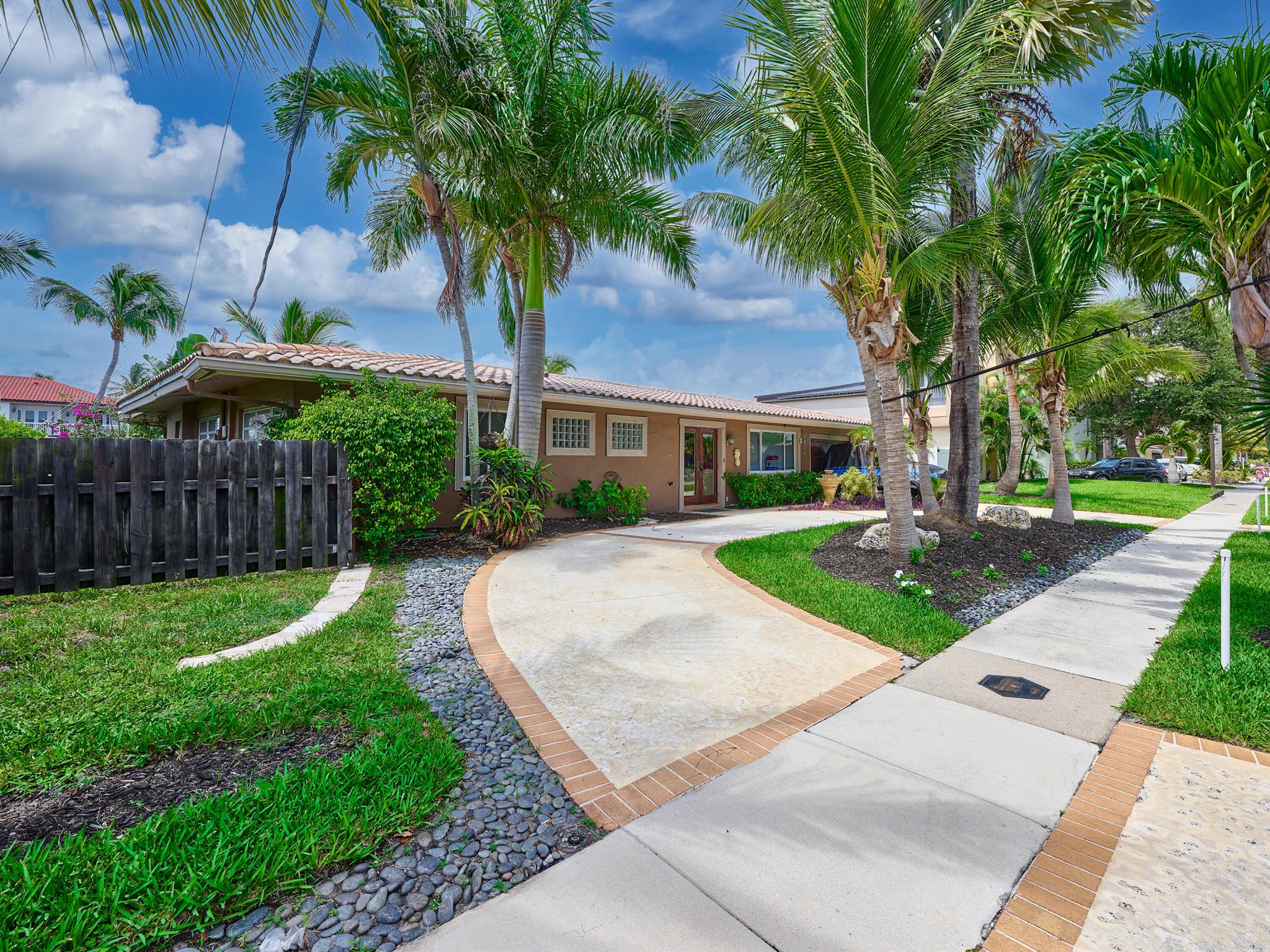 CORAL KEY VILLAS 3RD SEC - Residential