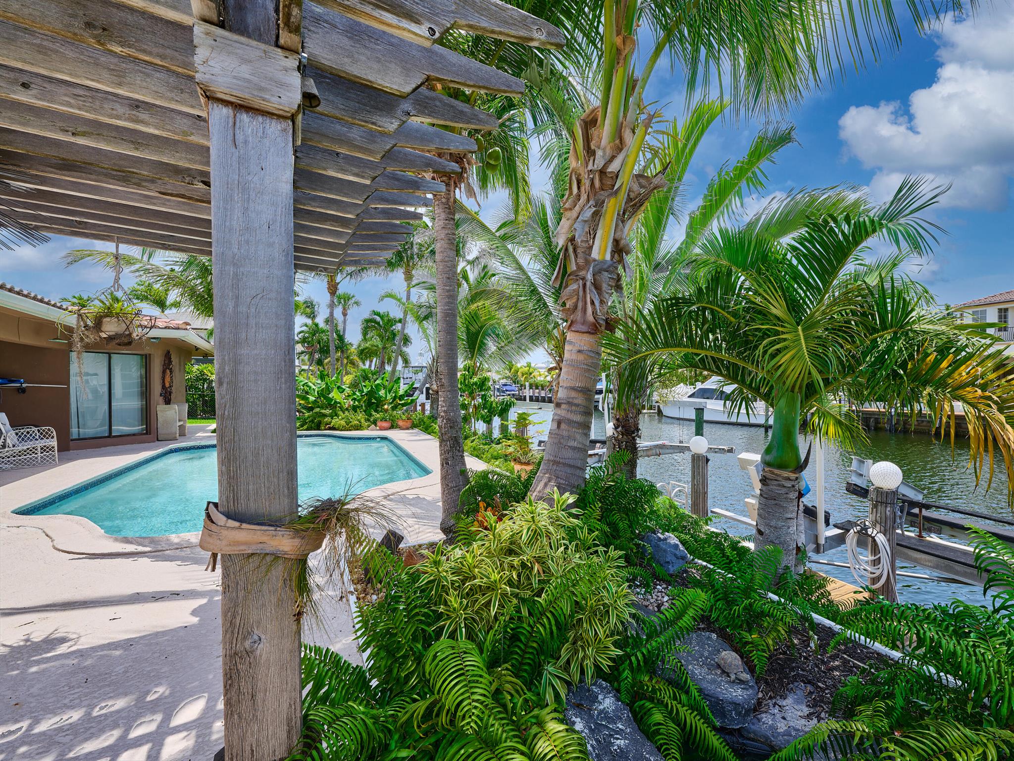 CORAL KEY VILLAS 3RD SEC - Residential