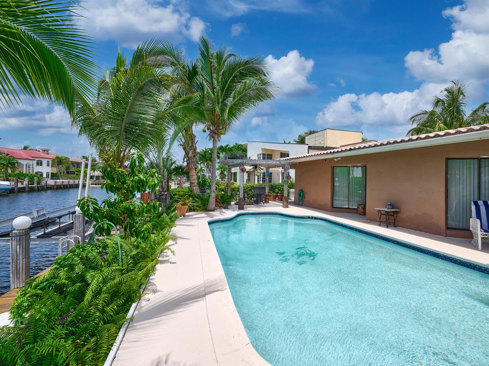 CORAL KEY VILLAS 3RD SEC - Residential
