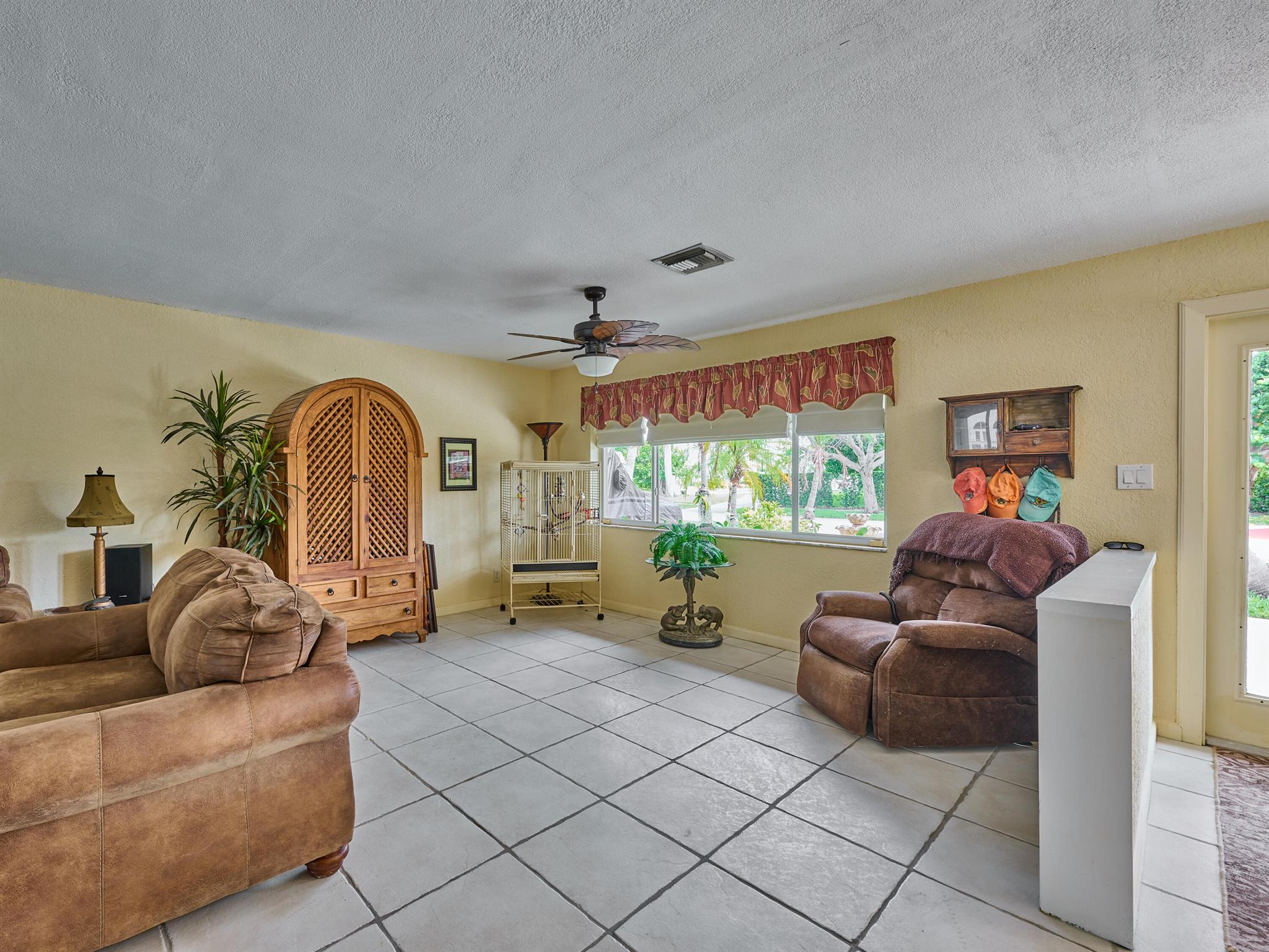 CORAL KEY VILLAS 3RD SEC - Residential
