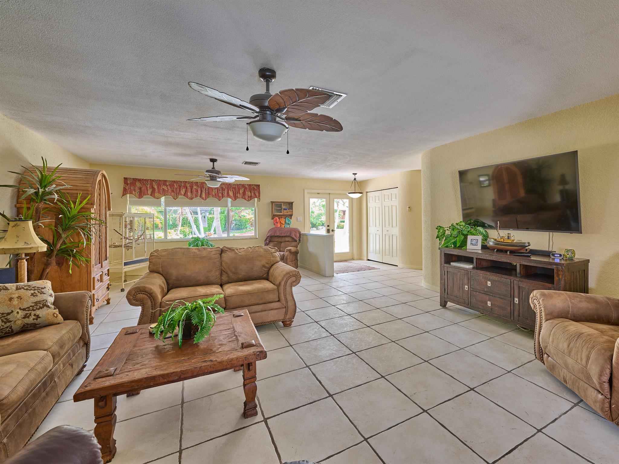 CORAL KEY VILLAS 3RD SEC - Residential