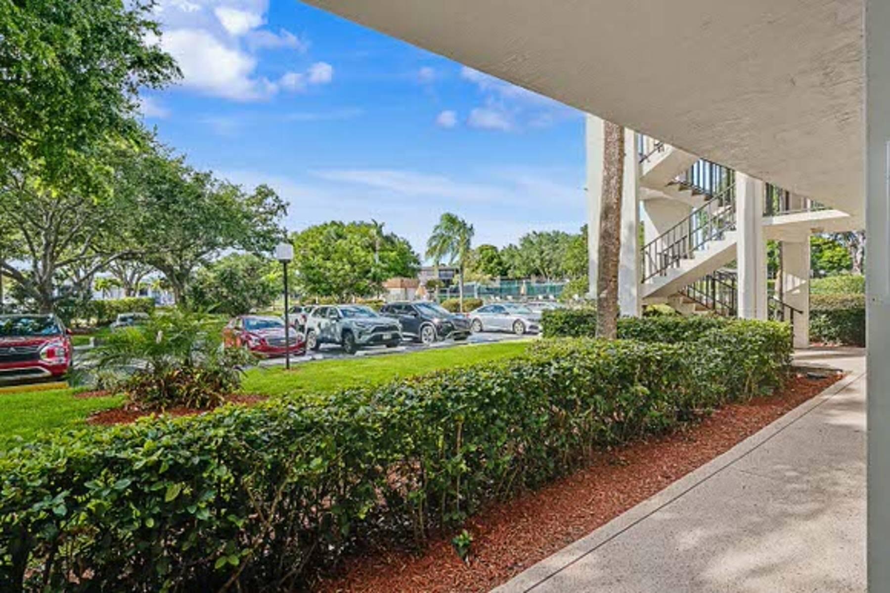 WATERSEDGE AT LAKES OF DELRAY CONDO A THRU H DE - Residential