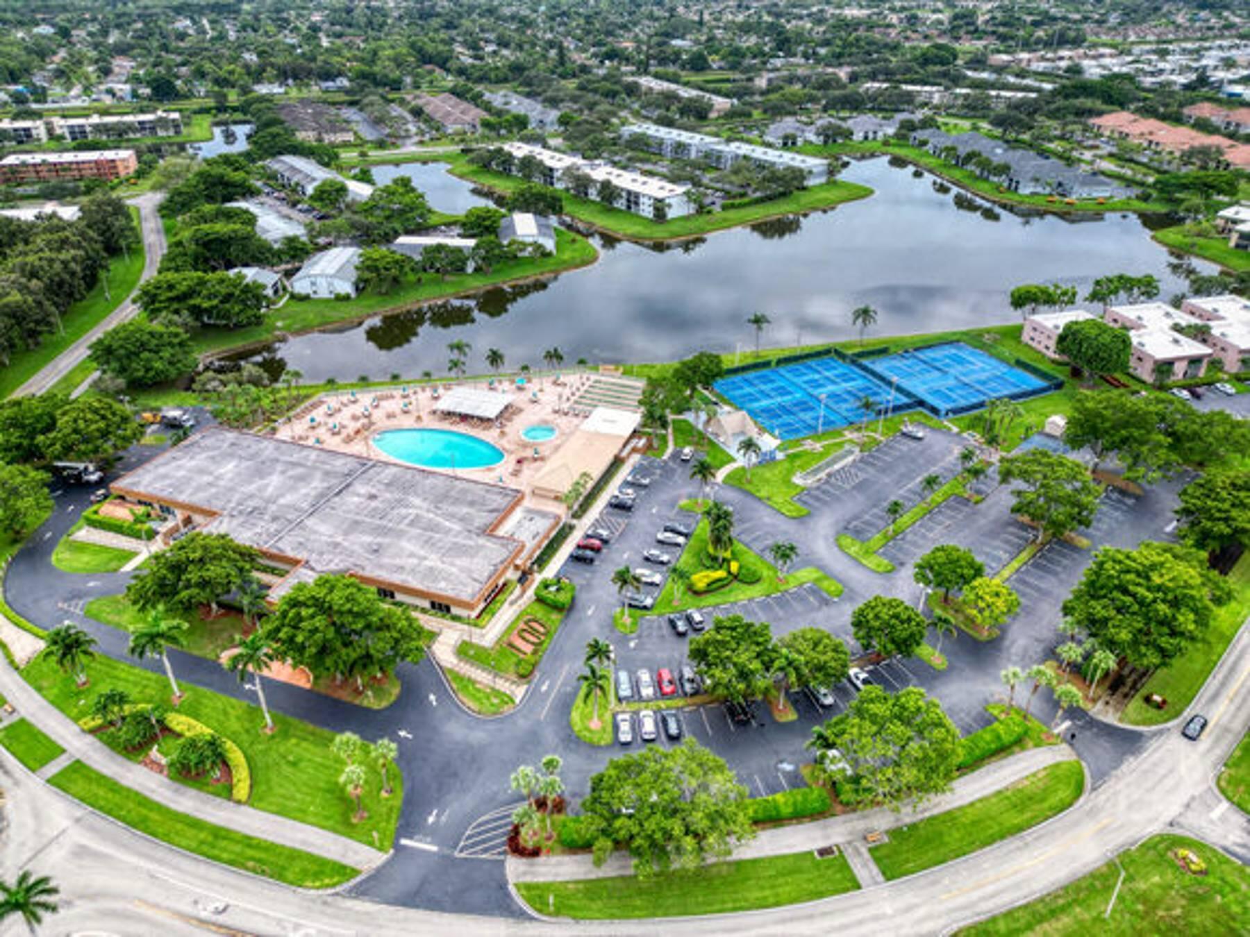 WATERSEDGE AT LAKES OF DELRAY CONDO A THRU H DE - Residential