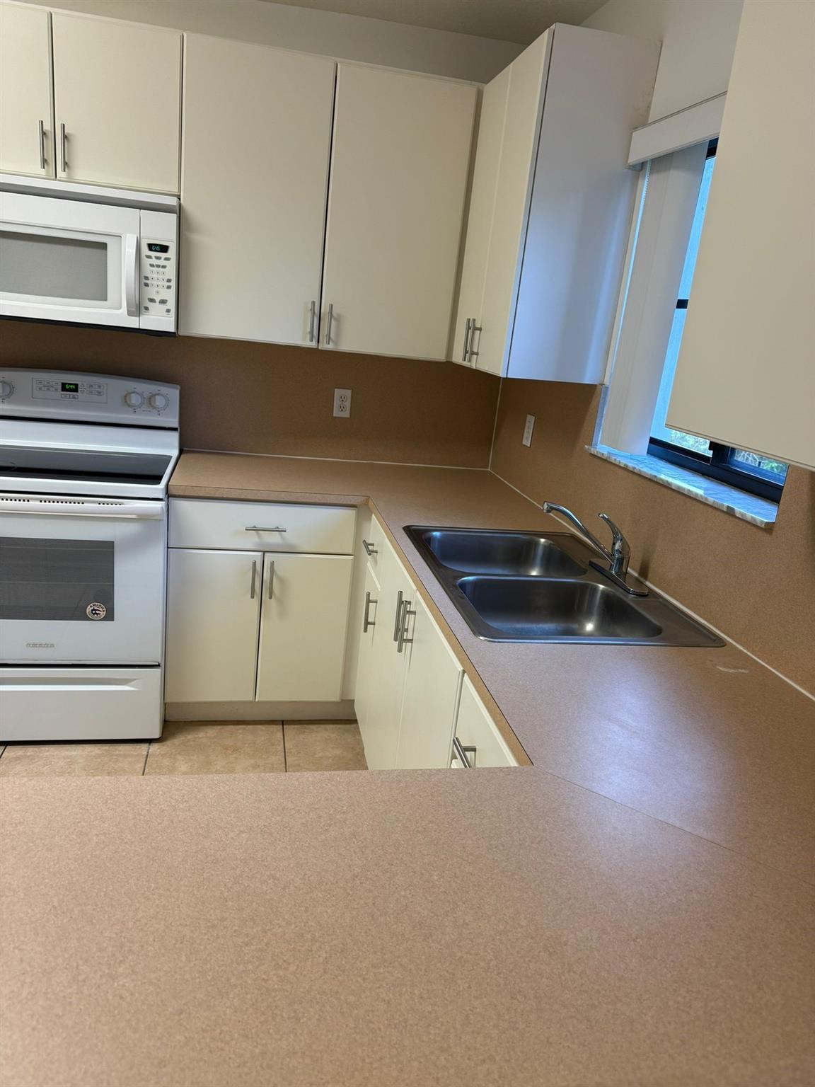 Courts/Bayshore Condo 02 - Residential Lease