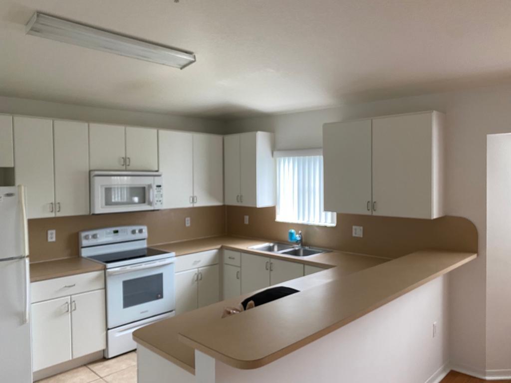 Courts/Bayshore Condo 02 - Residential Lease