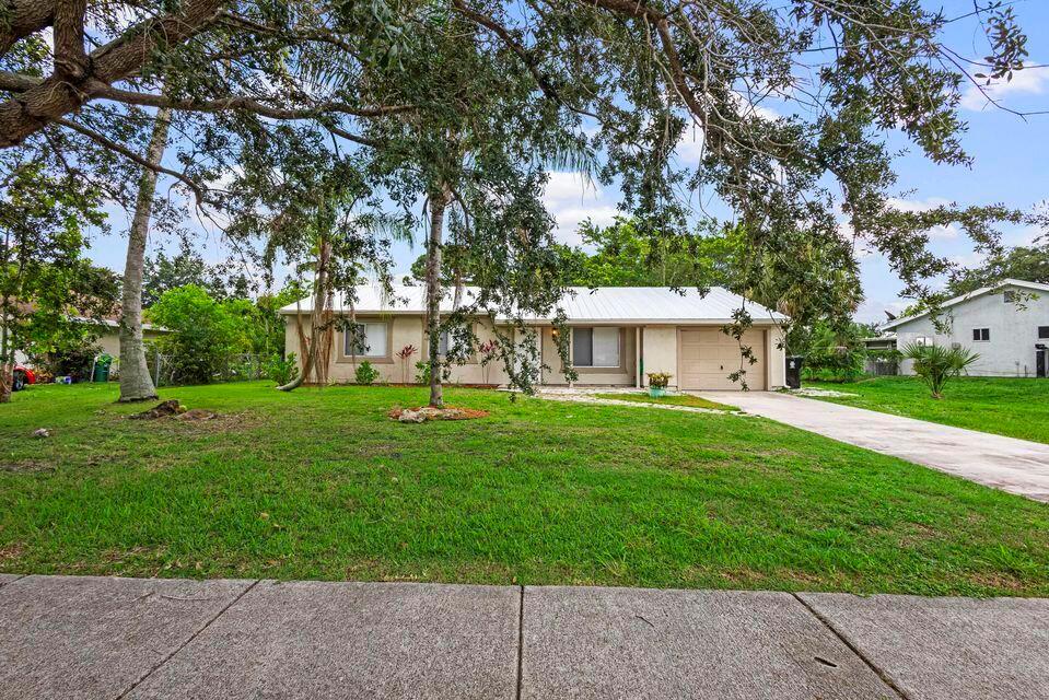 WELCOME HOME TO THIS WARM AND CHARMING 3 BEDROOM 2 BATHROOM TASTEFULLY RENOVATED HOME! THIS HOME IS PERFECT FOR FRIENDS AND FAMILY GATHERINGS OF ALL SIZES; WITH IT'S MODERN KITCHEN AND HUGE BACK YARD. IT ALSO FEATURES A FLEX ROOM FOR YOU TO BE CREATIVE WITH.