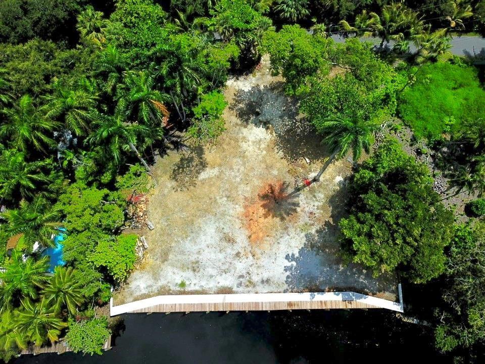 SAILBOAT BEND - Land