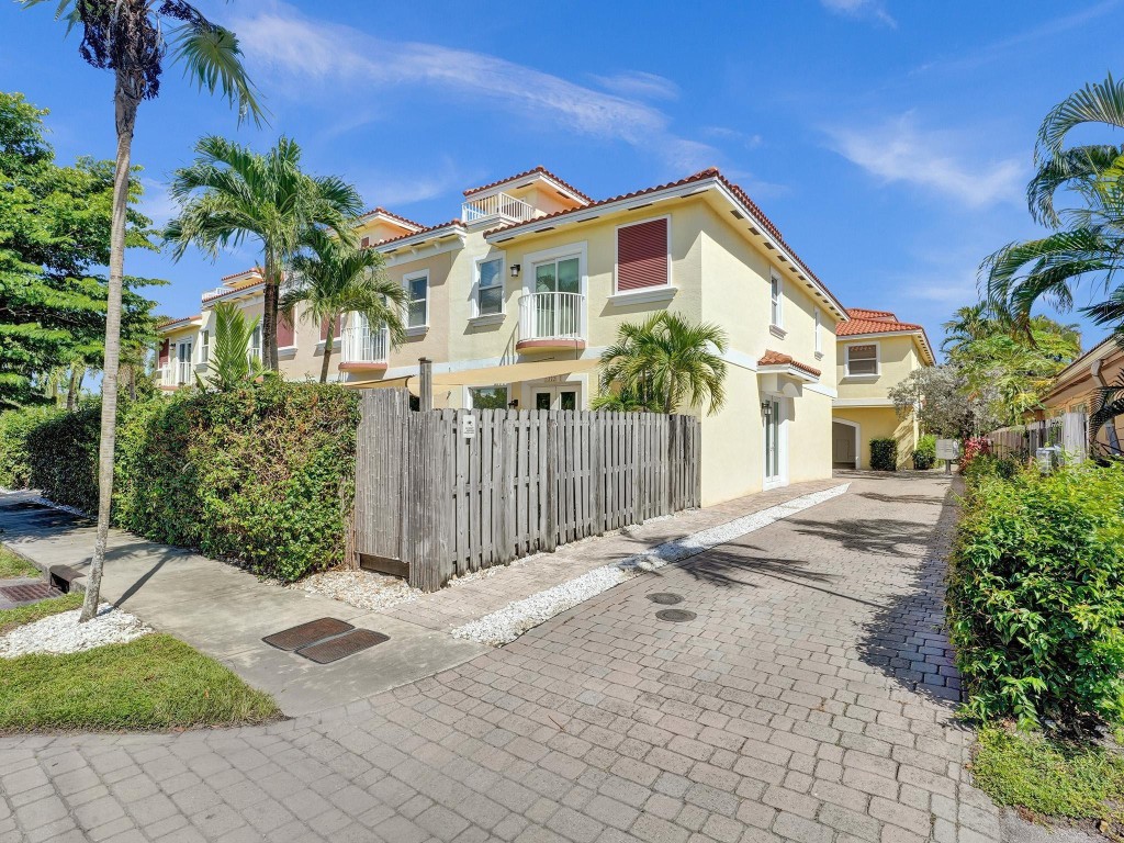 VILLA LAGUNA - Residential