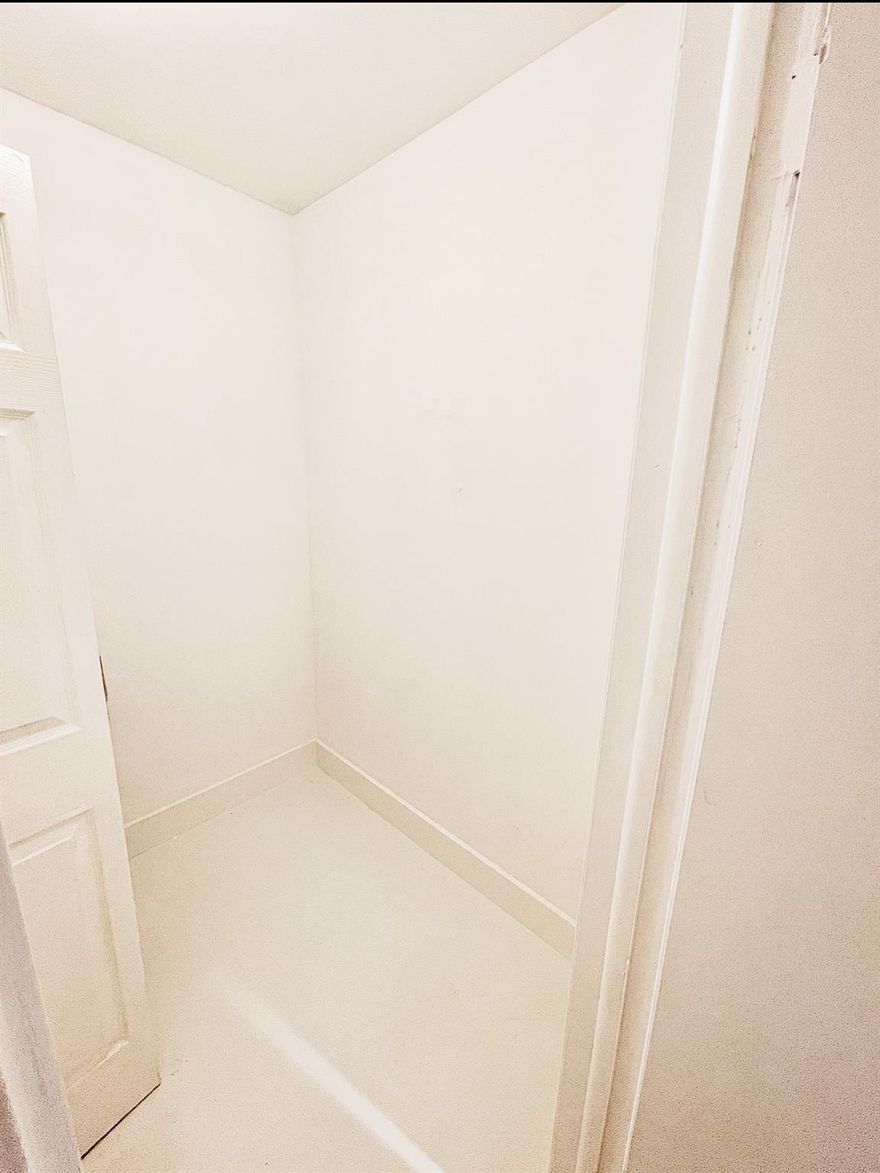 Absolutely Gorgeous Completely Renovated 1 Bed 1 Bath Condo in the Exclusive Gated Community of Oakland Shores! This Luxury Condo Features New 48X48 Porcelain Tiles throughout, Quartz Countertops, European Style Kitchen Cabinets, New Bathroom Vanity, New LED Mirror, New Toilet, New Faucets, New LED Recessed Lights, Modern Light fixtures, New Baseboards, Freshly Painted Throughout, New Appliances and List Goes On! Assigned car Parking. Community Pool, Clubhouse, Tennis Courts! Close to Major Highways, Restaurants, Shopping and More!