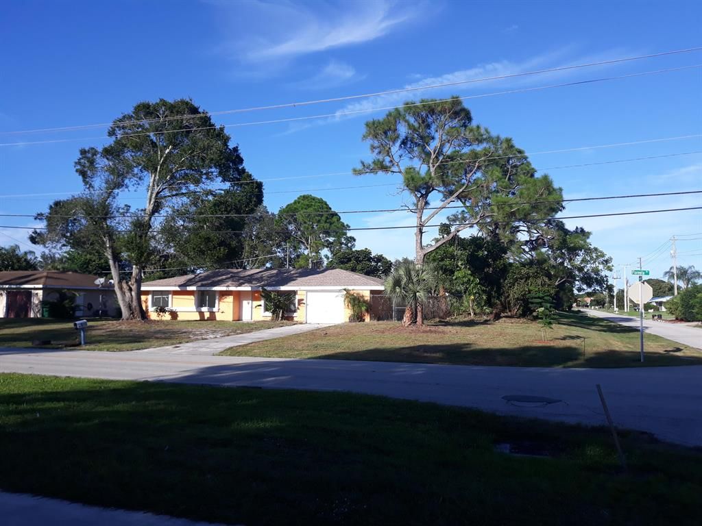 Photo of 197 SE Floresta Drive, Port Saint Lucie, FL 34983 (MLS # R10750988)