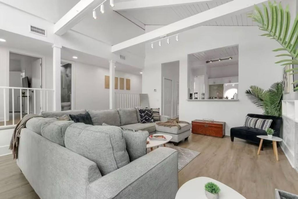 Photo of 3070 NE 13th Avenue, Oakland Park, FL 33334 (MLS # F10540394)