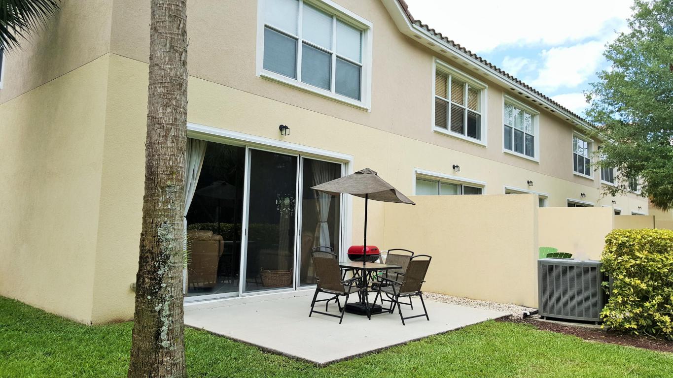 PINEWOOD LAKE - Residential