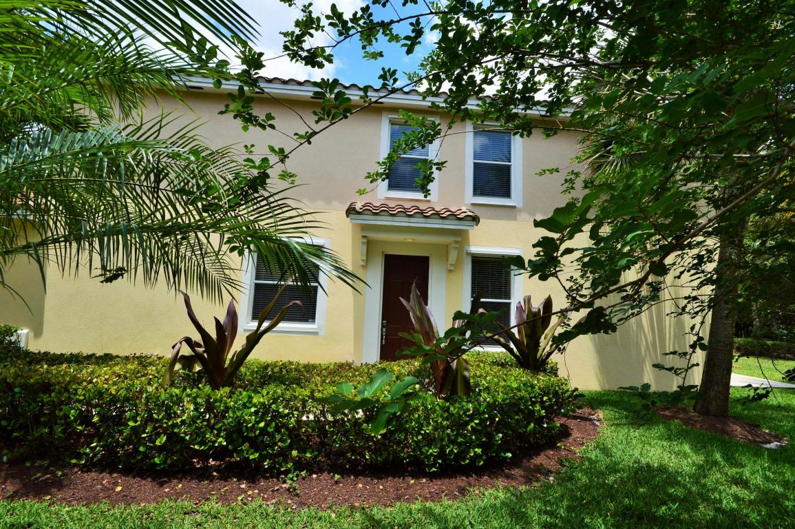 PINEWOOD LAKE - Residential