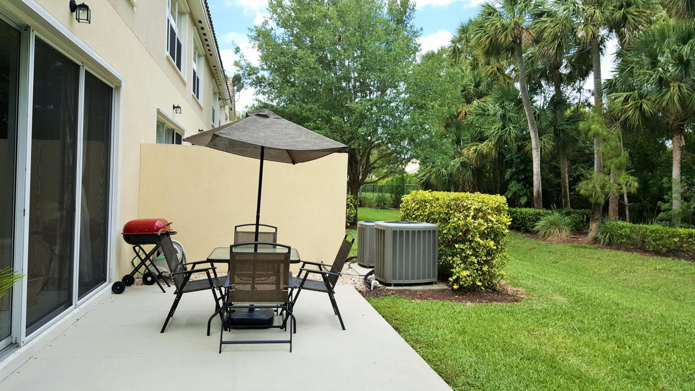 PINEWOOD LAKE - Residential