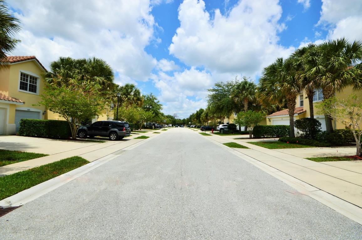 PINEWOOD LAKE - Residential