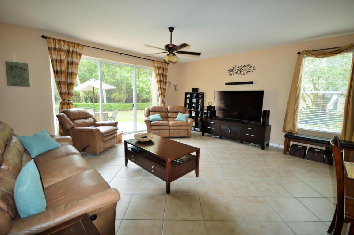 PINEWOOD LAKE - Residential