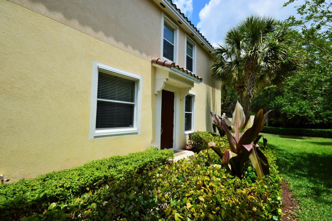 PINEWOOD LAKE - Residential