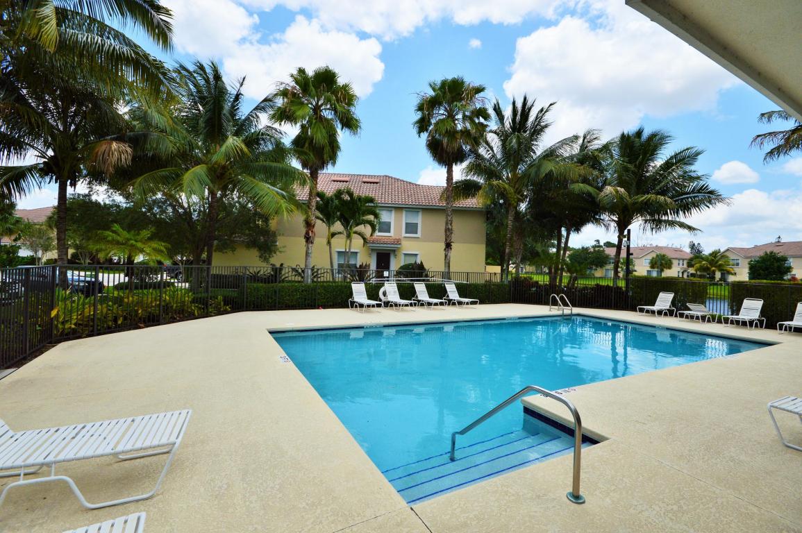 PINEWOOD LAKE - Residential