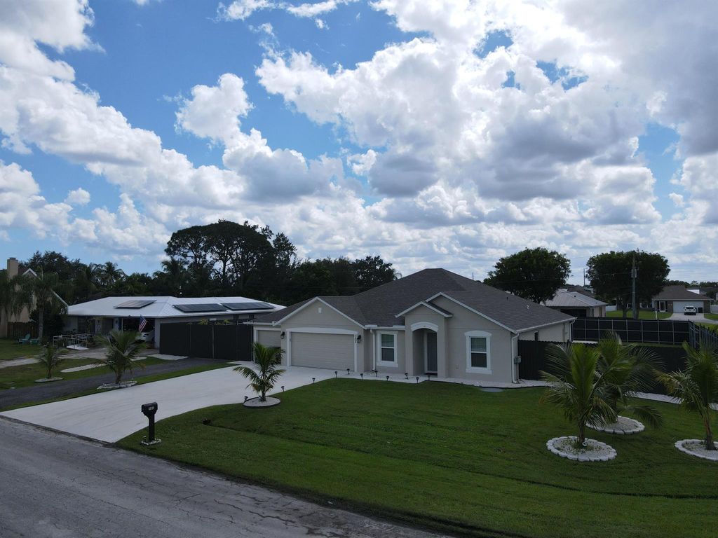 Photo of 702 SE Evans Avenue, Port St Lucie, FL 34952 (MLS # R10930361)