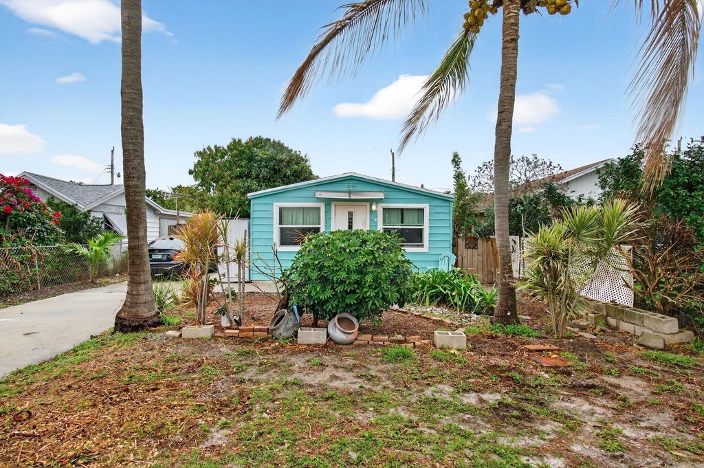 Photo of 1071 Peak Road, Lake Worth, FL 33462 (MLS # B26004330)