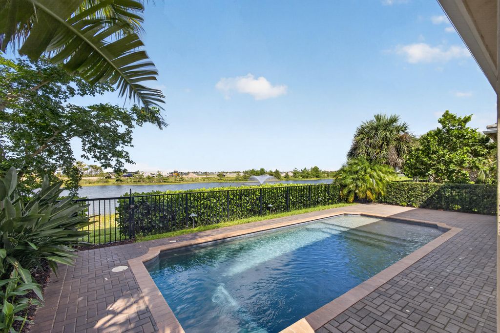 Photo of 9941 Regency Way, Palm Beach Gardens, FL 33412 (MLS # B26035305)
