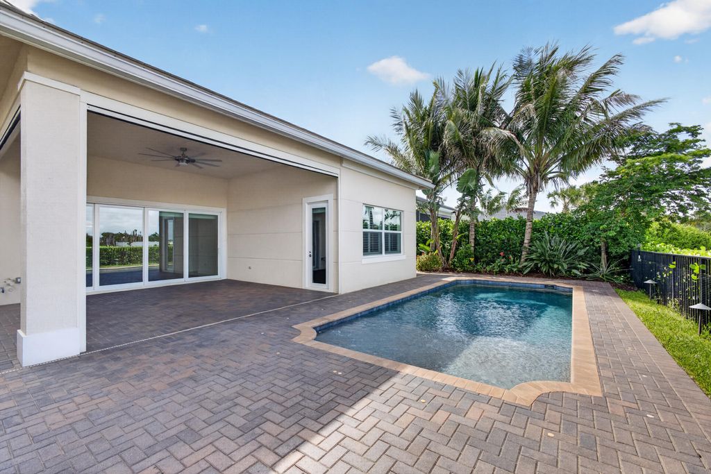 Photo of 9941 Regency Way, Palm Beach Gardens, FL 33412 (MLS # B26035305)