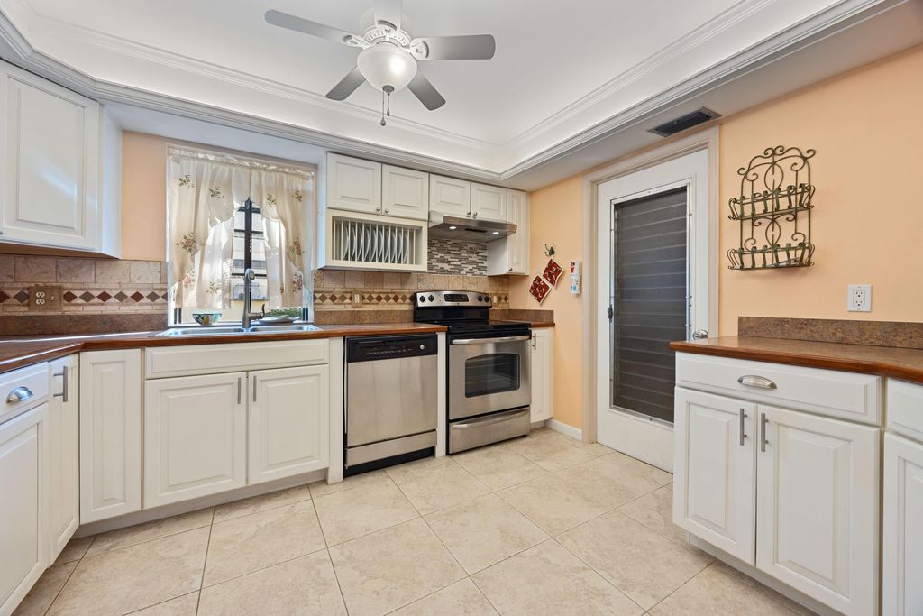 Photo of 8 Ridge Pointe Drive #D, Boynton Beach, FL 33435 (MLS # R11050544)