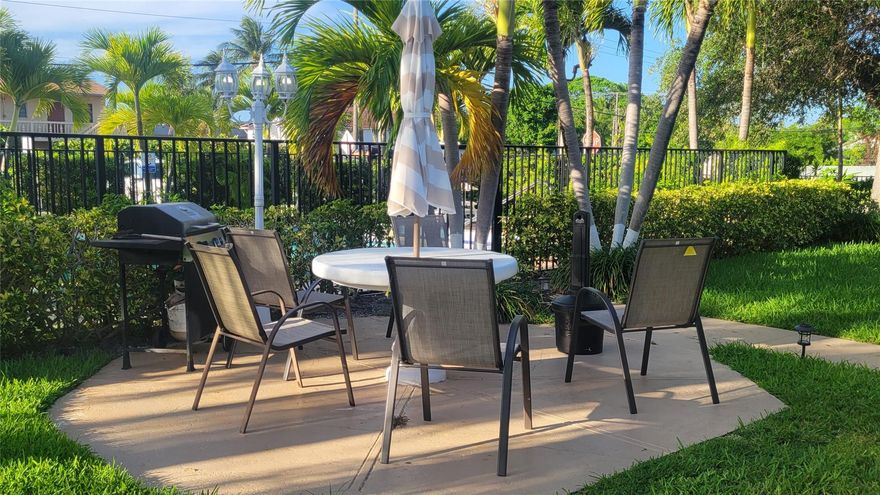 Lovely studio apartment in the heart of Lake Worth!
Move right in; quick approval and just first and security required.
Enjoy the pool, community grill, on-site laundry, and the convenience of this central location.