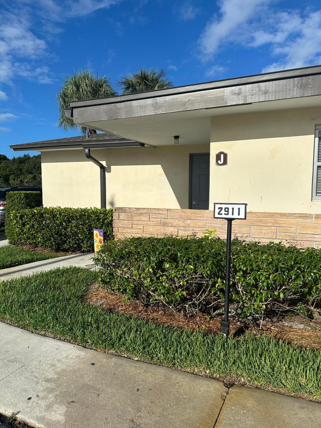 Photo of 2911 W Ashley Dr Drive W #J, West Palm Beach, FL 33415 (MLS # B26011101)