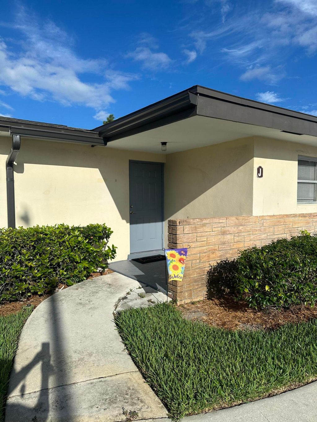 Photo of 2911 W Ashley Dr Drive W #J, West Palm Beach, FL 33415 (MLS # B26011101)