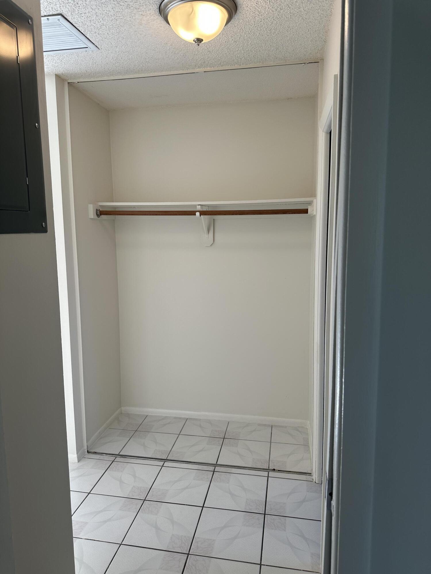 CRESTHAVEN VILLAS 7 CONDO - Residential