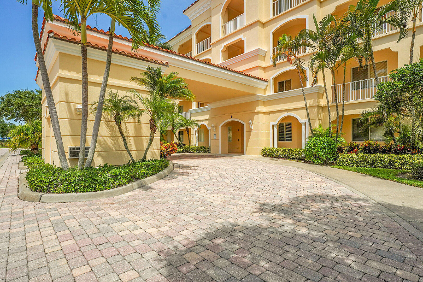 HARBOUR ISLE AT HUTCHINSON ISLAND EAST - Residential