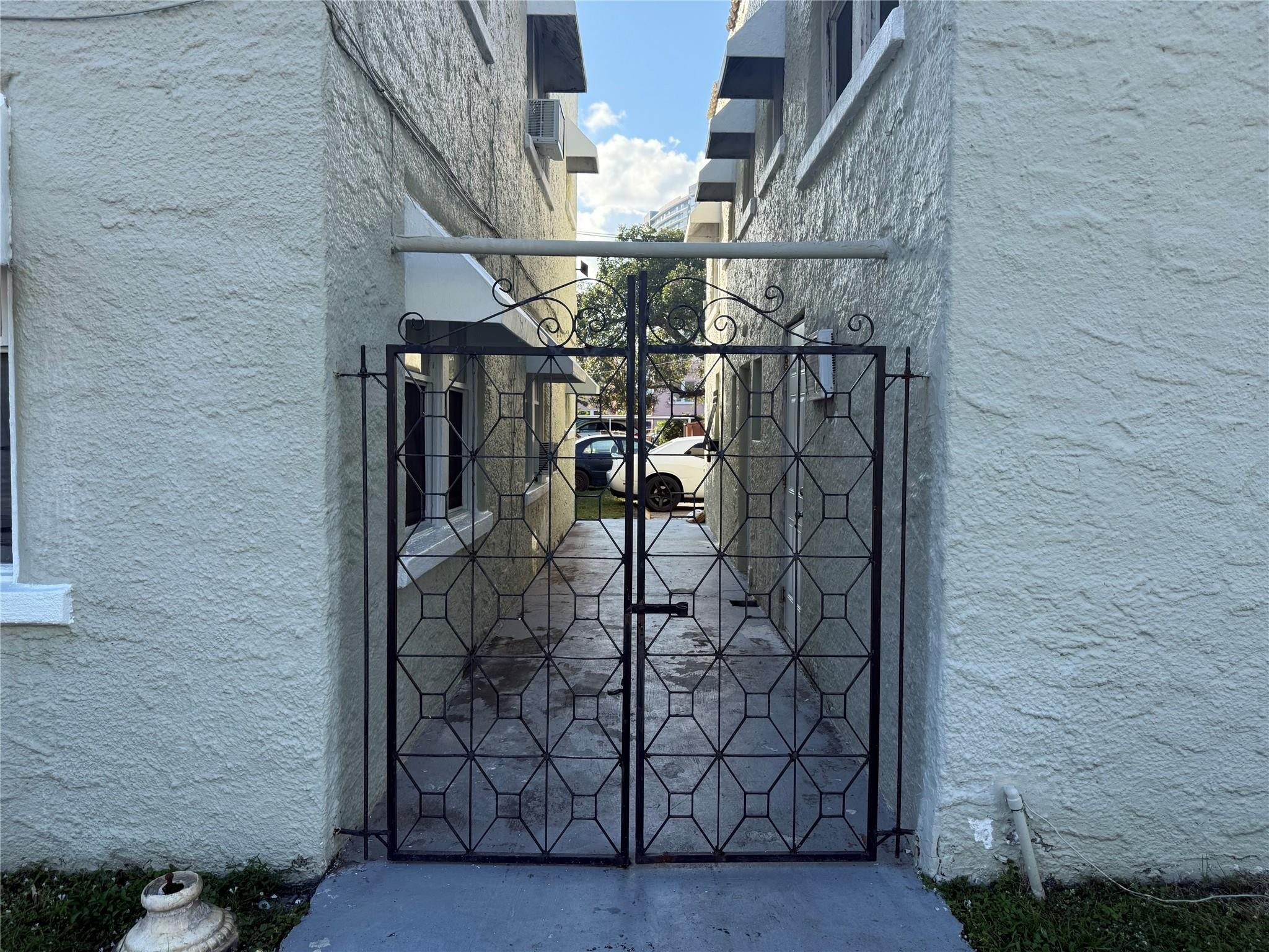 Hollywood 1-21 B - Residential Lease