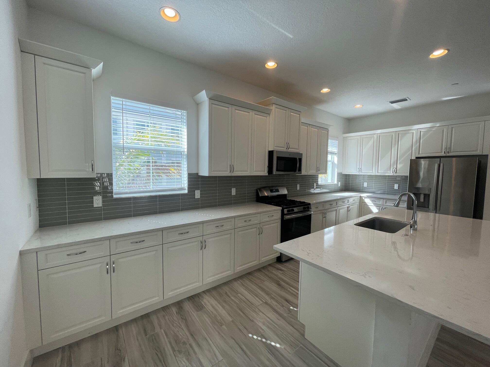 8086 Hobbes Way