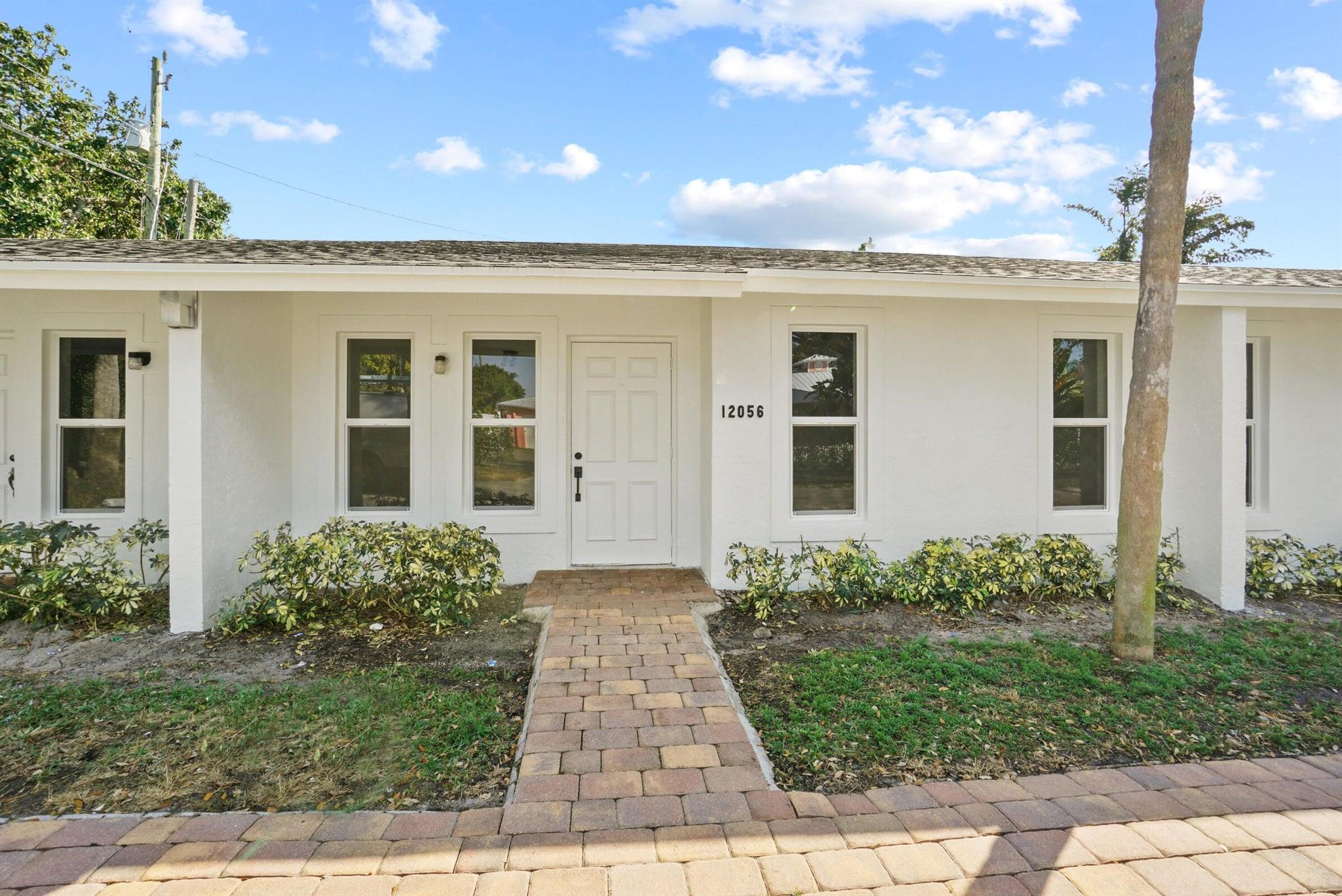 Large One Bedroom One Bathroom apartment in the beautiful and desirable Juno Beach/North Palm Beach area. Close to great restaurants, beaches, shopping and parks.washer and dryer in unit open back porch