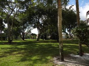 SHORES AT WELLINGTON COND - Residential