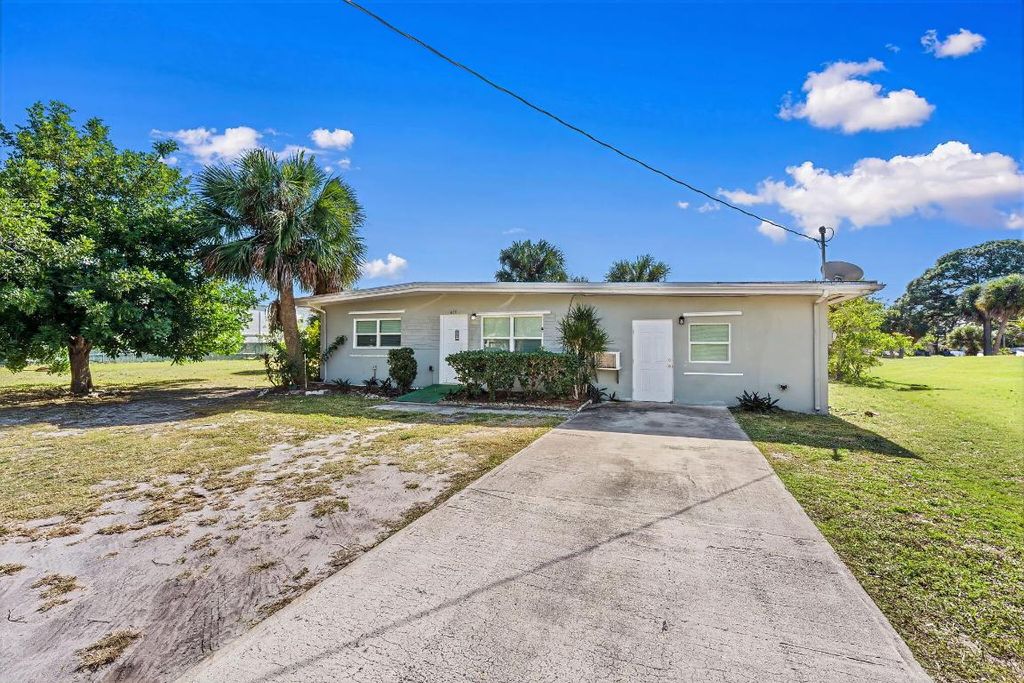 Photo of 507 Gardenia Avenue, Fort Pierce, FL 34982 (MLS # R11158417)