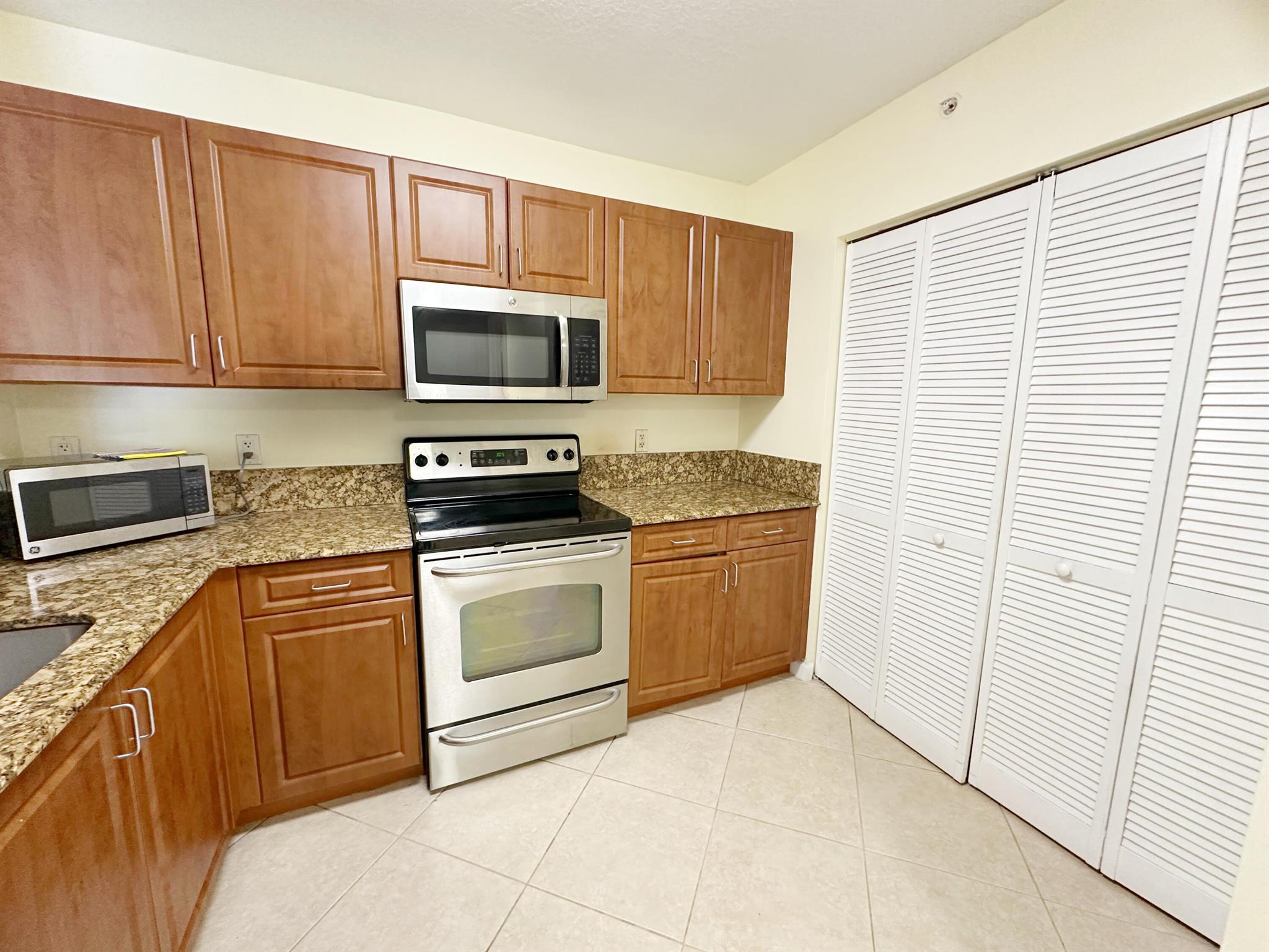 529 E Sheridan Street 2011