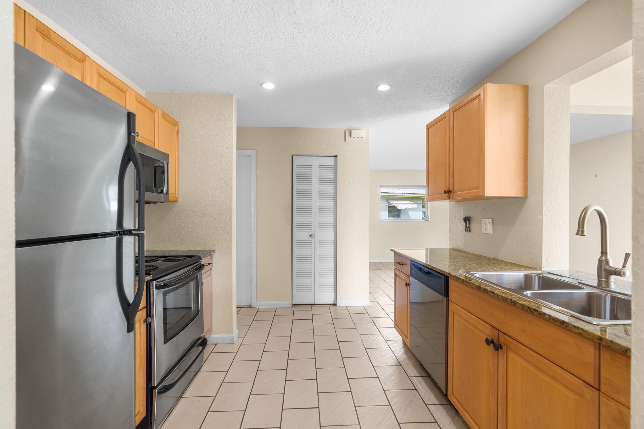 Lauderdale West 3 Sec 83- - Residential