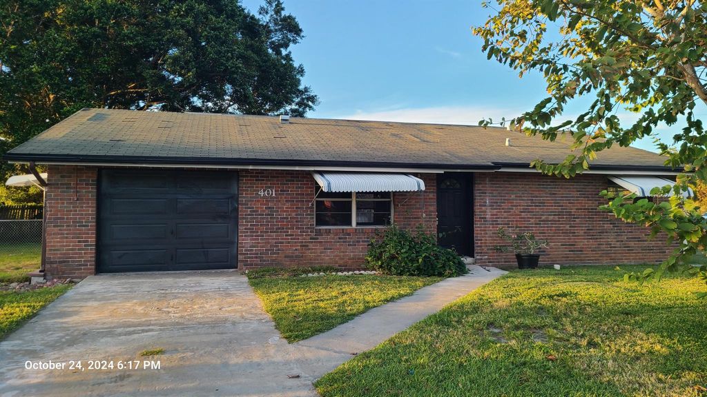 Photo of 401 NW Fairfax Ave, Port Saint Lucie, FL 34983 (MLS # R11033703)