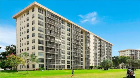 575 Oaks Ln Unit 403, Pompano Beach, FL MLS: F10498576