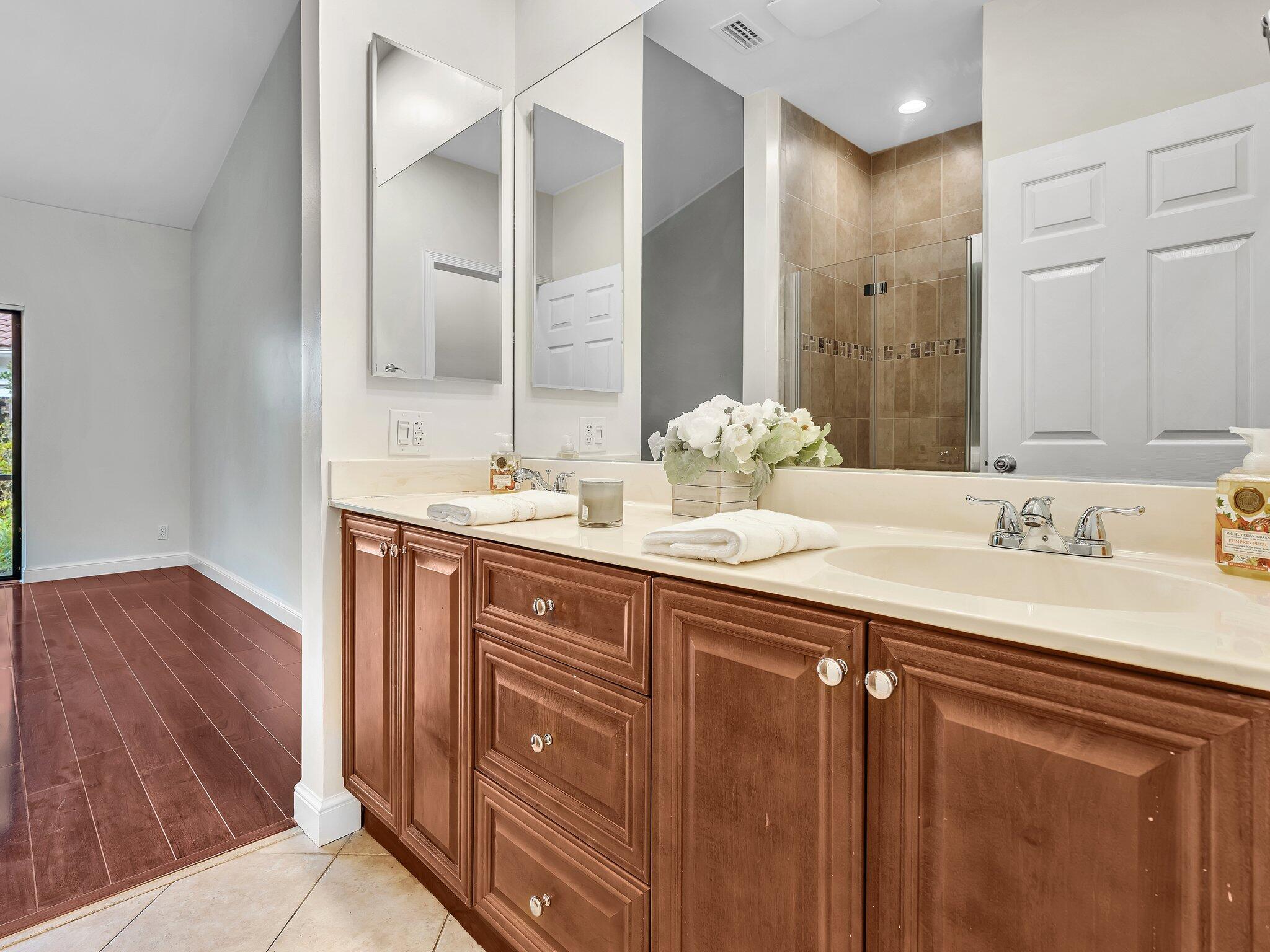 WIMBLEDON VILLAS OF VIA V - Residential