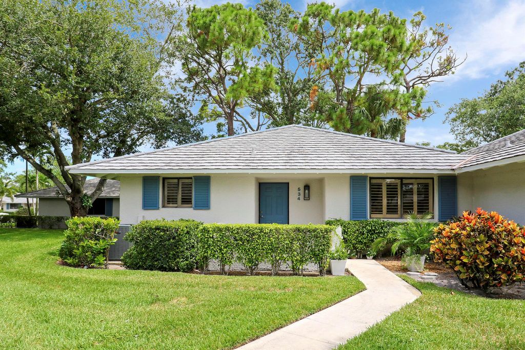 Photo of 534 Club Drive, Palm Beach Gardens, FL 33418 (MLS # R11106881)